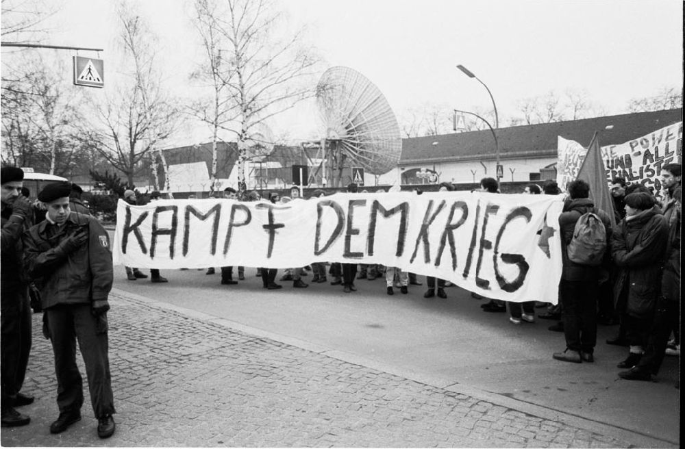 Berlin - Clayallee: Blockade Clayallee Foto: Winkler Umschlagsnr.: 95