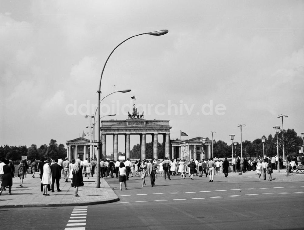 DDR-Fotoarchiv: Berlin - Brandenburger Tor und Pariser Platz in Berlin-Mitte