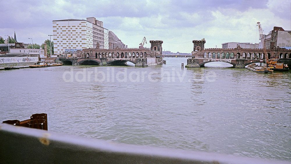 DDR-Bildarchiv: Berlin - Brücke Oberbaumbrücke über die Ufer der Spree in Berlin