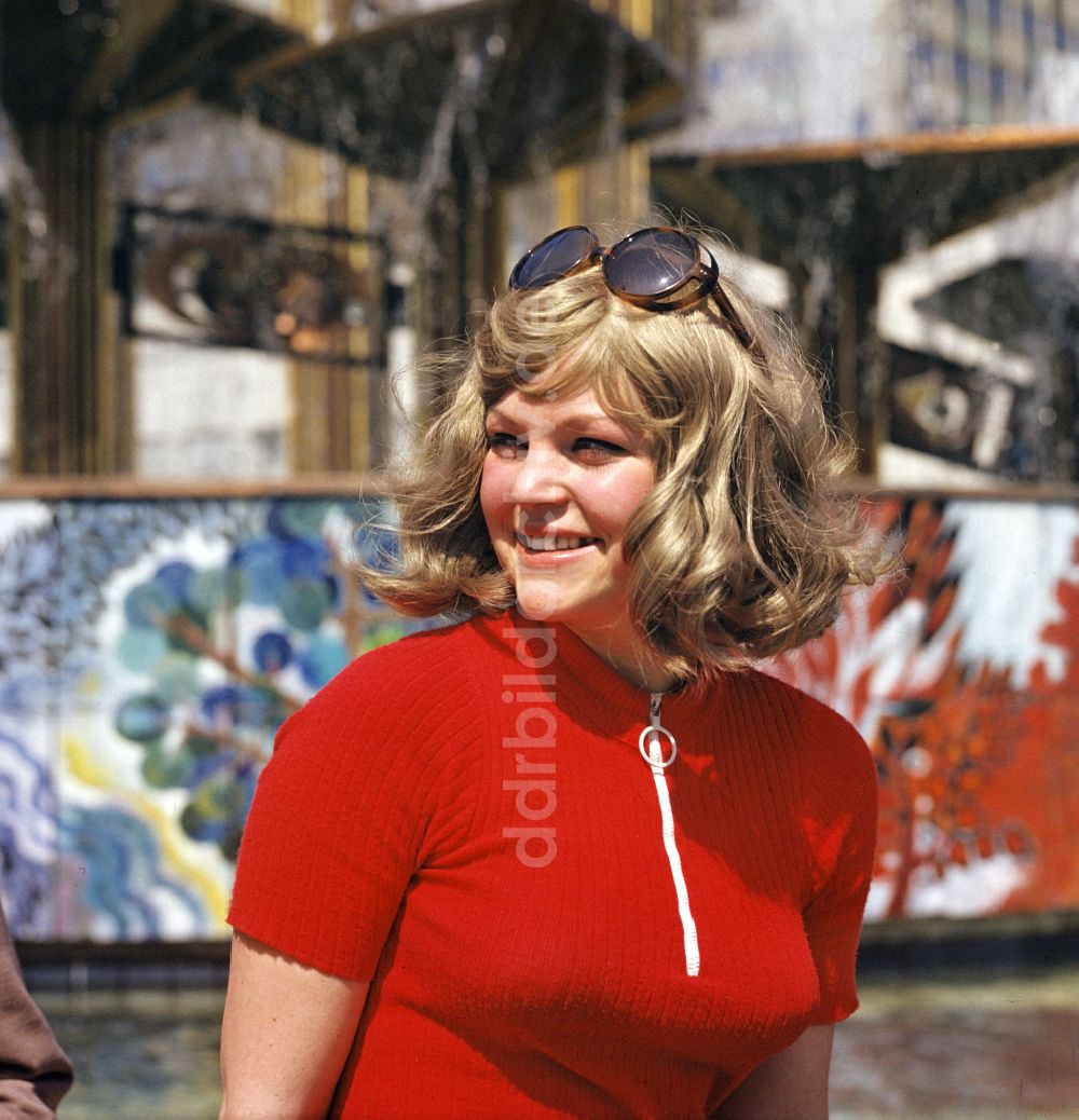 Berlin: Brunnen der Völkerfreundschaft auf dem Alexanderplatz in Berlin in der DDR