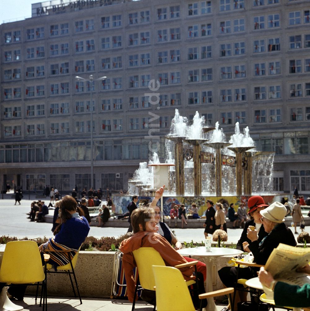 Berlin: Brunnen und Wasserspiele Brunnen der Völkerfreundschaft auf dem Alexanderplatz in Berlin in der DDR