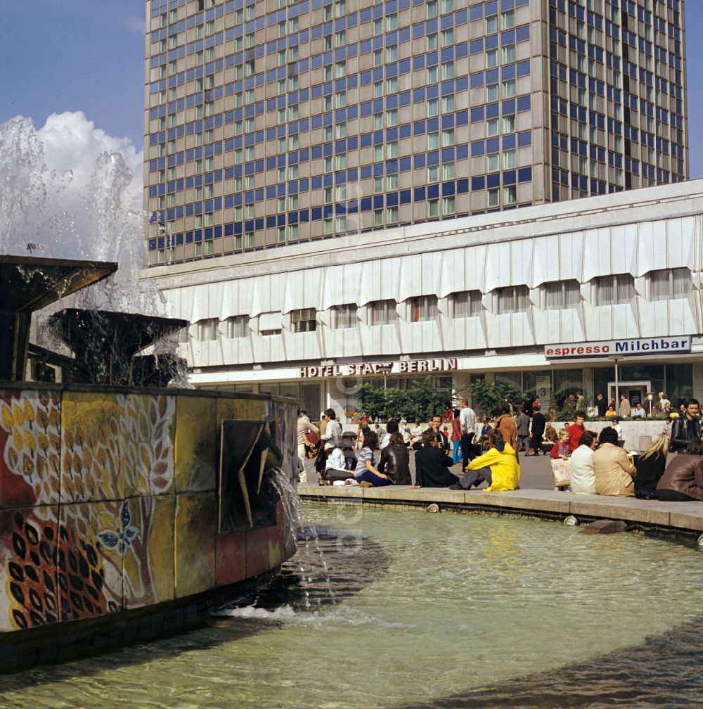 DDR-Fotoarchiv: Berlin - Brunnen und Wasserspiele Brunnen der Völkerfreundschaft auf dem Alexanderplatz mit Blick auf das Hotel Stadt Berlin in Berlin in der DDR