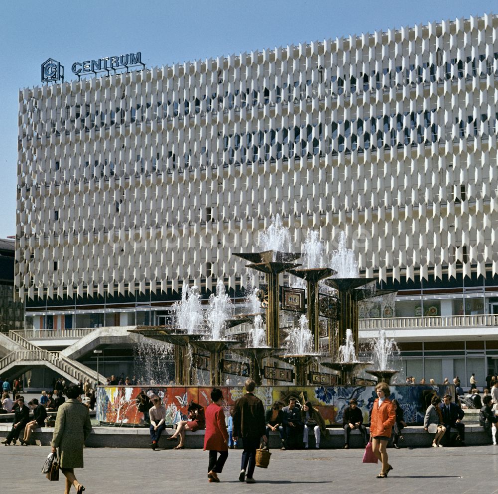 Berlin: Brunnen und Wasserspiele Brunnen der Völkerfreundschaft auf dem Alexanderplatz vor dem Centrum Warenhaus in Berlin in der DDR