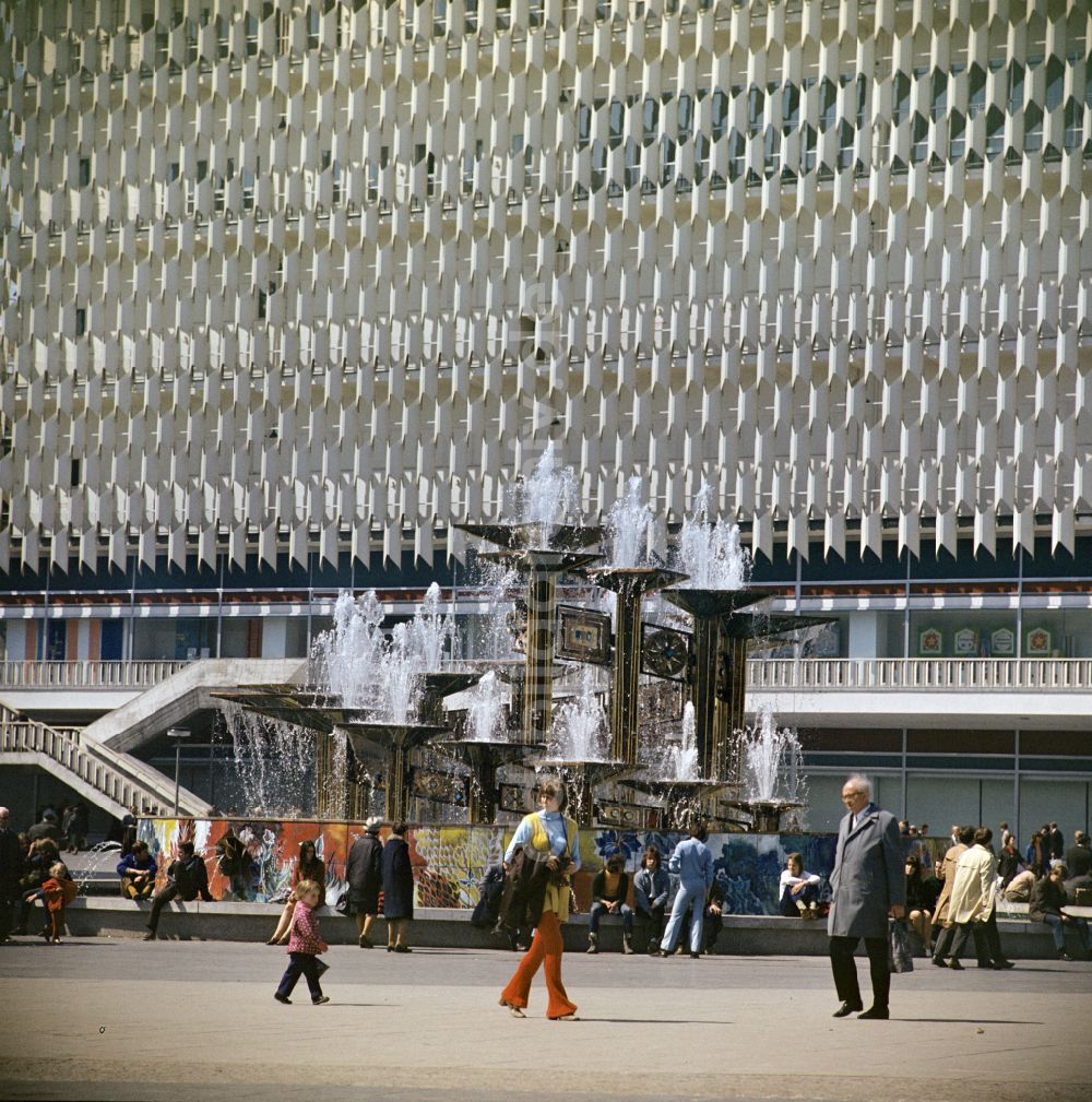 DDR-Bildarchiv: Berlin - Brunnen und Wasserspiele Brunnen der Völkerfreundschaft auf dem Alexanderplatz vor dem Centrum Warenhaus in Berlin in der DDR