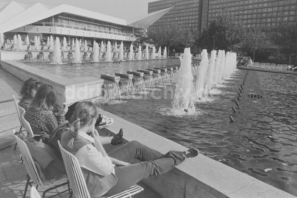 DDR-Fotoarchiv: Berlin - Brunnen und Wasserspiele am Fuße des Fernsehturmes in Berlin in der DDR