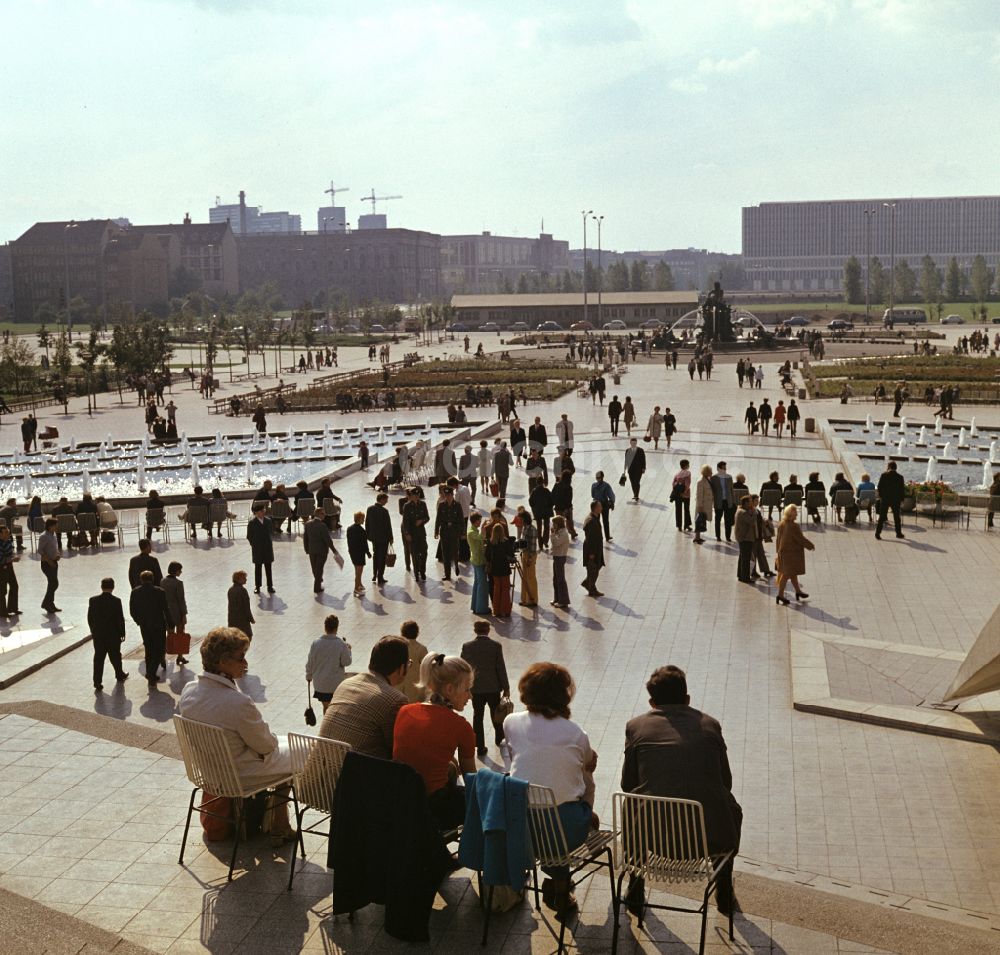 DDR-Fotoarchiv: Berlin - Brunnen und Wasserspiele Neptunbrunnen auf dem Alexanderplatz in Berlin in der DDR