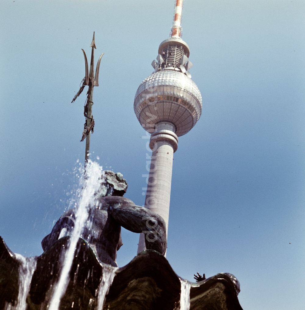 Berlin: Brunnen und Wasserspiele Neptunbrunnen auf dem Alexanderplatz in Berlin in der DDR