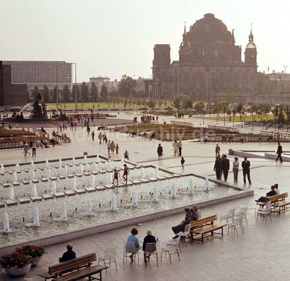 Berlin: Brunnen und Wasserspiele Neptunbrunnen auf dem Alexanderplatz in Berlin in der DDR