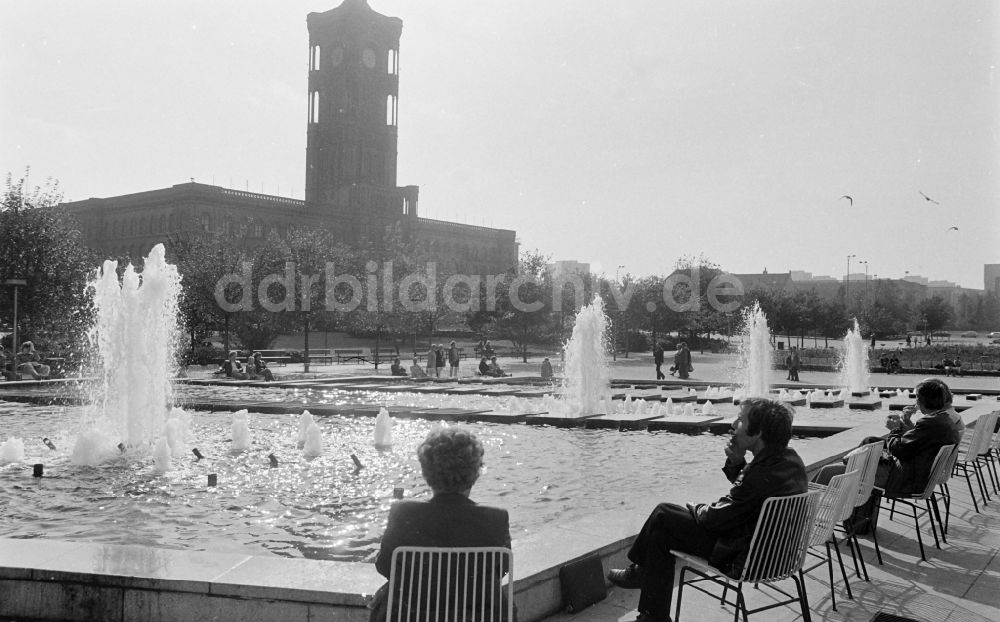 DDR-Bildarchiv: Berlin - Brunnen und Wasserspiele im Ortsteil Mitte in Berlin in der DDR