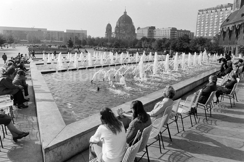 DDR-Fotoarchiv: Berlin - Brunnen und Wasserspiele im Ortsteil Mitte in Berlin in der DDR