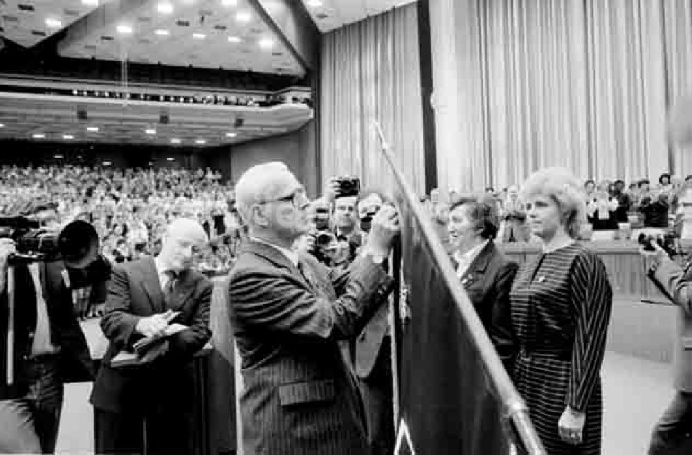 DDR-Bildarchiv: Berlin - 12. Bundeskongreß des DFD in Berlin (Willy Stoph heftet den Karl-Marx Orden an) Foto: Schmidtke