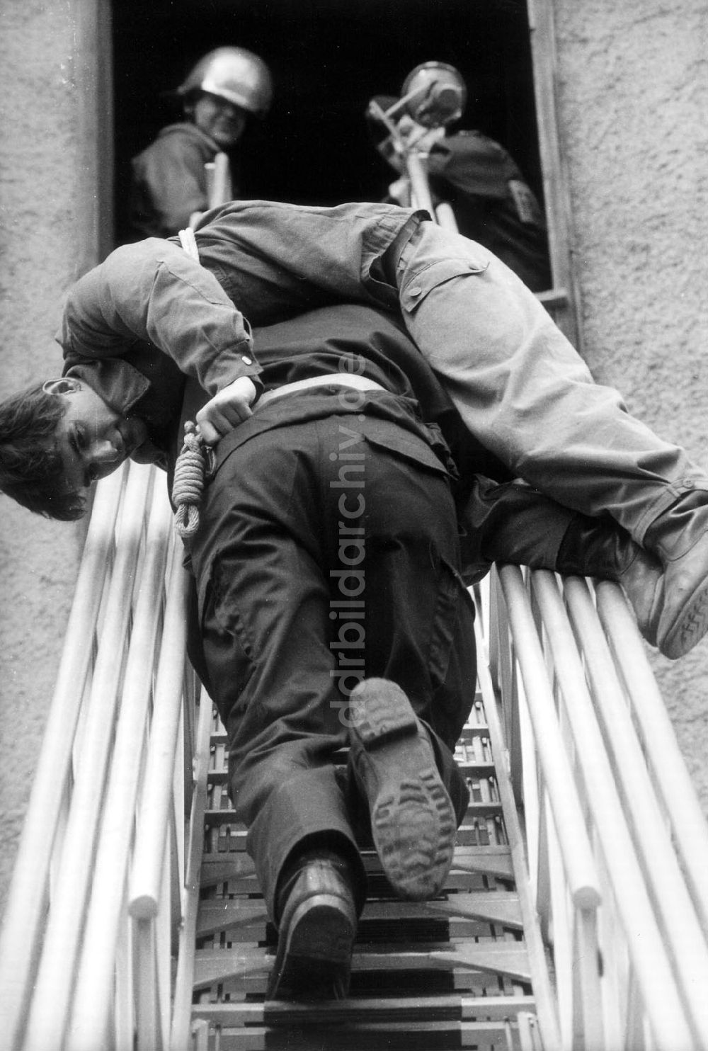 DDR-Fotoarchiv: Magdeburg - Übung der Magdeburger Feuerwehr für den Ernstfall 29.04.1992