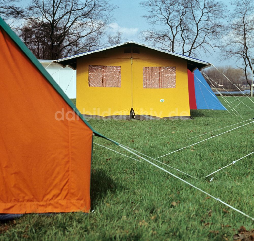 DDR-Bildarchiv: Berlin - Campingausstellung im Treptower Park in Berlin in der DDR