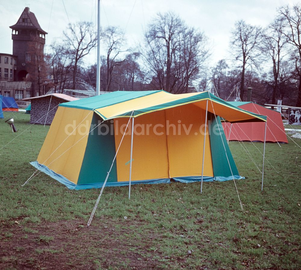 DDR-Fotoarchiv: Berlin - Campingausstellung im Treptower Park in Berlin in der DDR