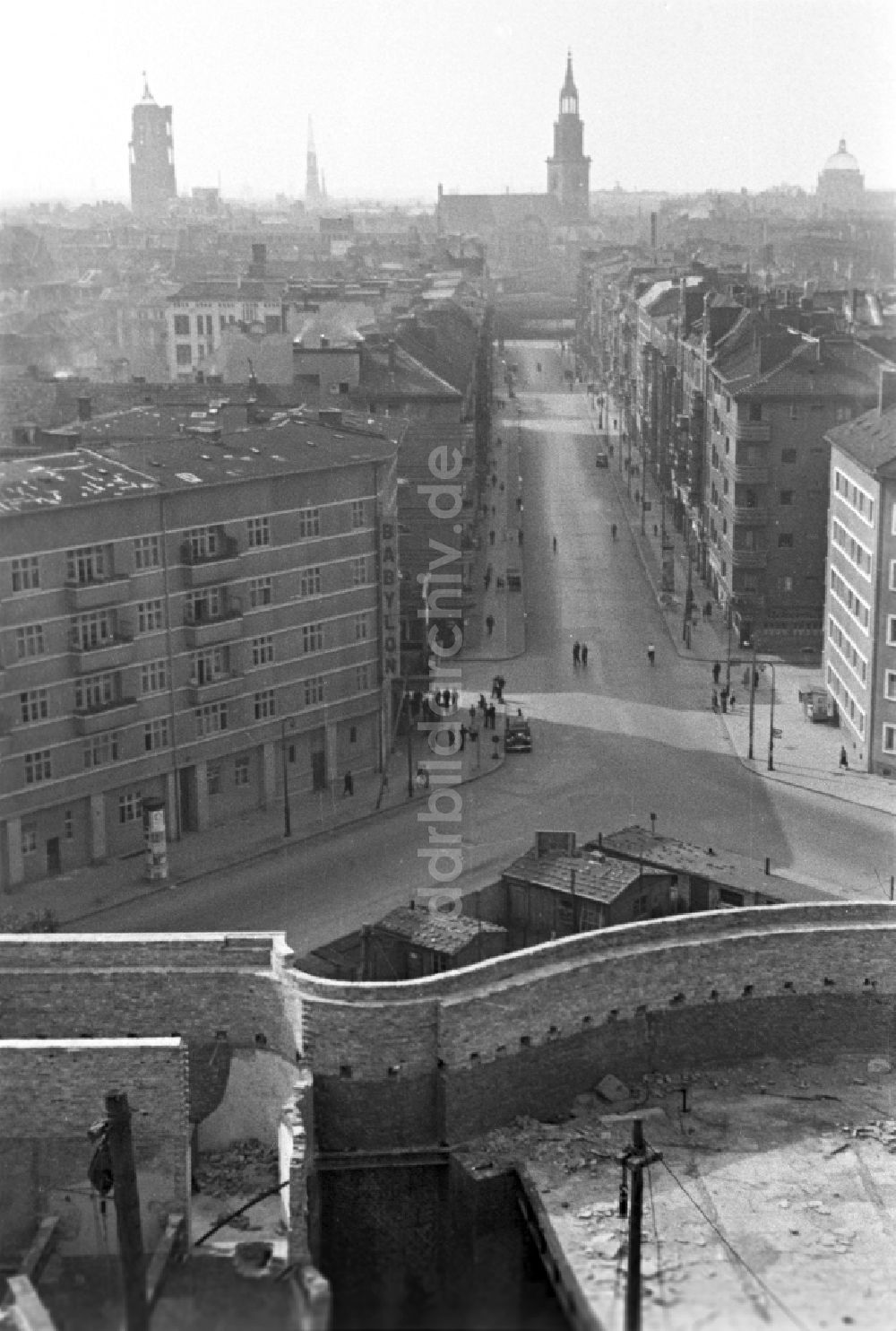 DDR-Bildarchiv: Berlin - Dachlandschaft einer Wohnsiedlung in Berlin in der DDR