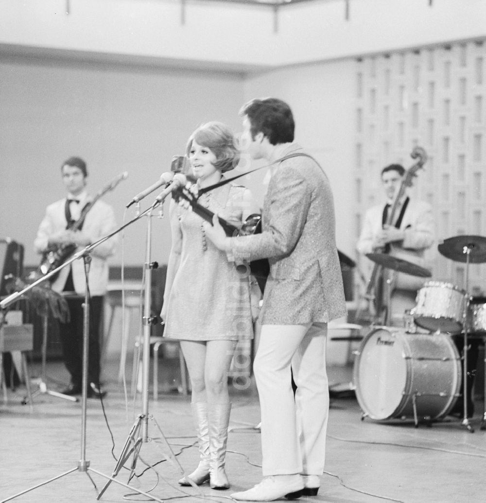 DDR-Fotoarchiv: Berlin - Dagmar Frederic, gebürtig Dagmar Elke Schulz, mit ihrem Duettpartner Siegfried Uhlenbrock (1939 - 2013) in Berlin, der ehemaligen Hauptstadt der DDR, Deutsche Demokratische Republik