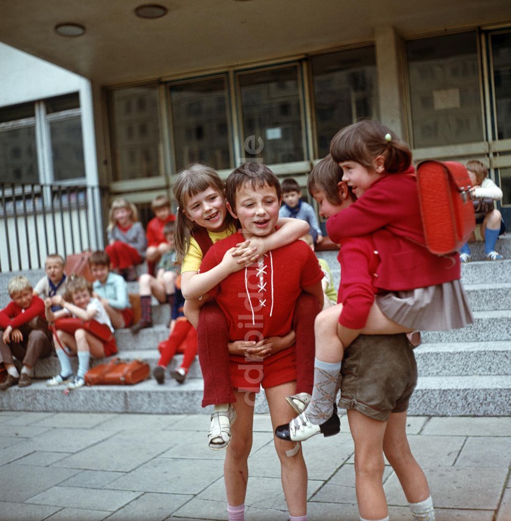 DDR-Fotoarchiv: Berlin - DDR - Beginn der Sommerferien 1972