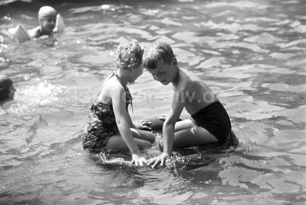 DDR-Fotoarchiv: Leipzig - DDR - Im Freibad Leipzig-Gohlis