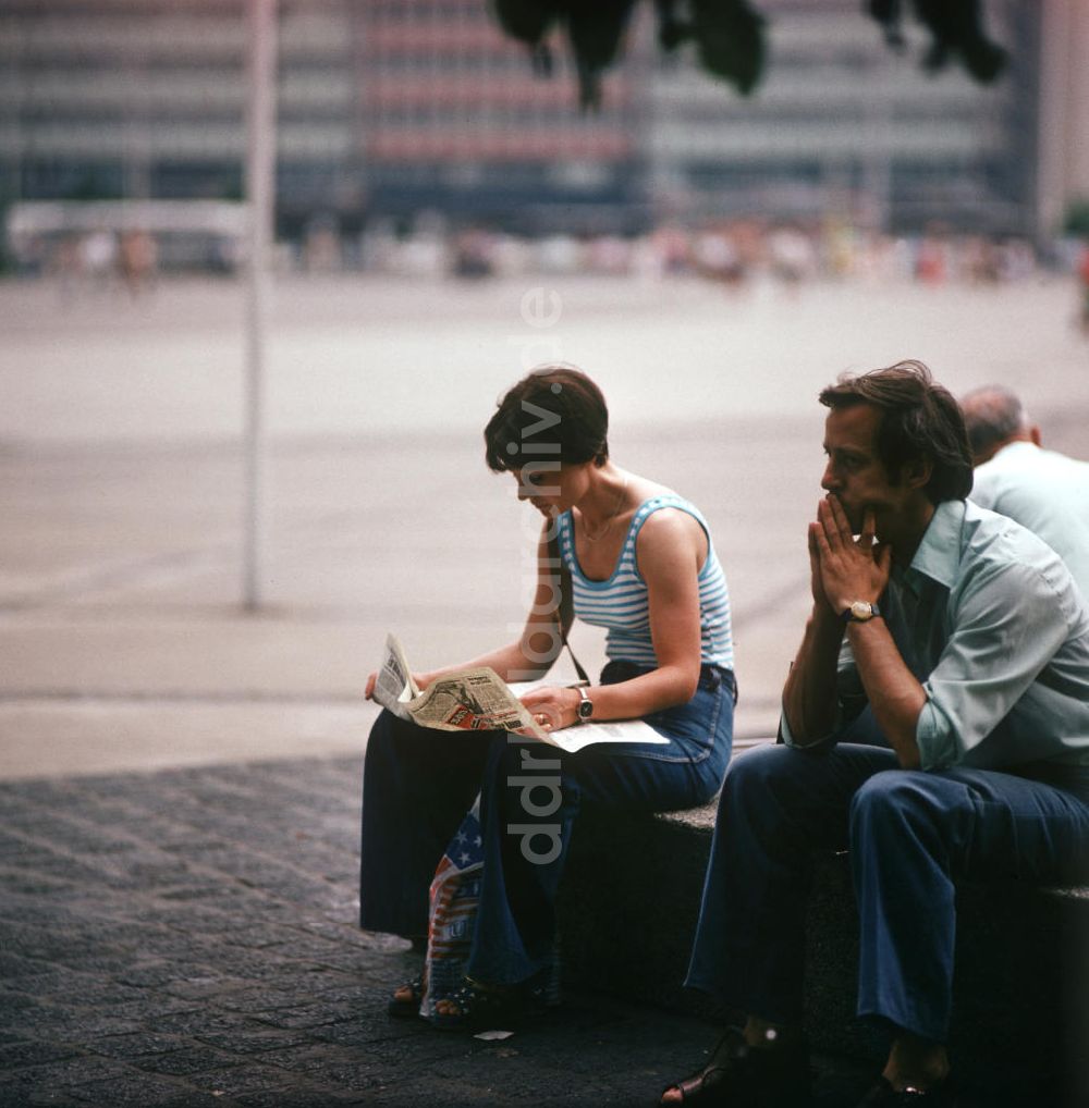 DDR-Fotoarchiv: Berlin - DDR - Lesende 1978