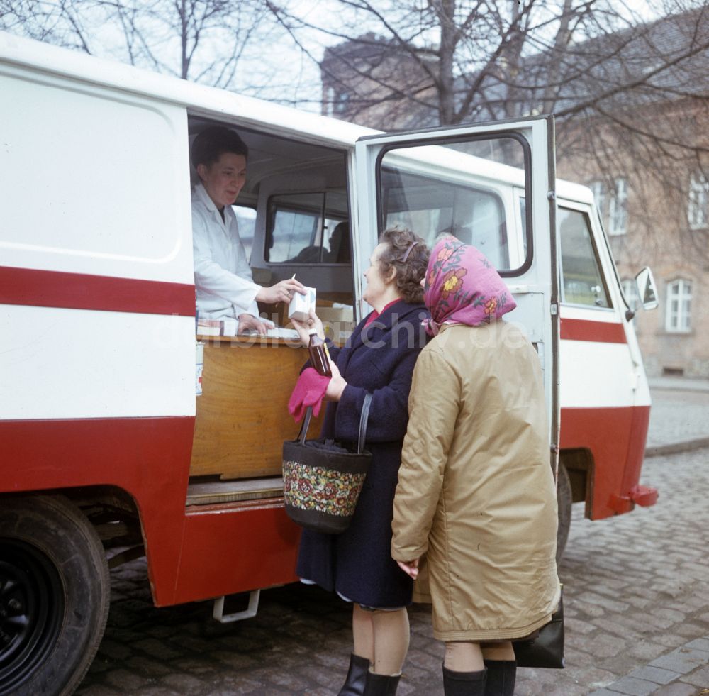 DDR-Fotoarchiv: Gera - DDR - Mobile Apotheke 1960er Jahre