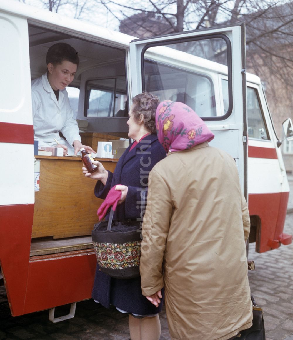 DDR-Bildarchiv: Gera - DDR - Mobile Apotheke 1960er Jahre