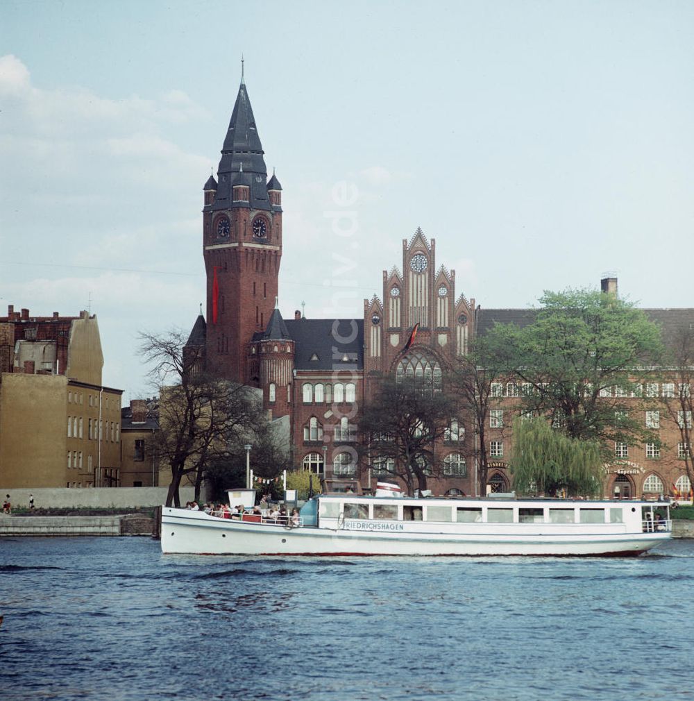 DDR-Bildarchiv: Berlin - DDR - Weiße Flotte / Rathaus Köpenick 1970