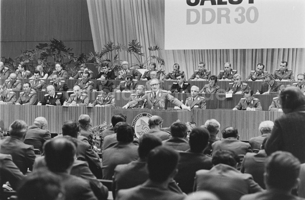 DDR-Fotoarchiv: Dresden - Delegiertenkonferenz der NVA im Kulturpalast in Dresden in der DDR