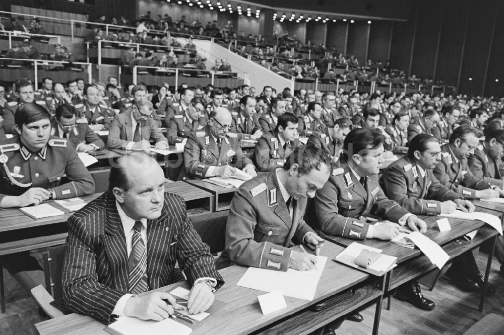 Dresden: Delegiertenkonferenz der NVA im Kulturpalast in Dresden in der DDR