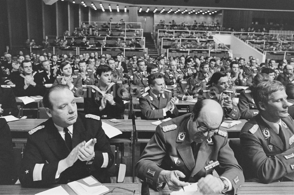 Dresden: Delegiertenkonferenz der NVA im Kulturpalast in Dresden in der DDR