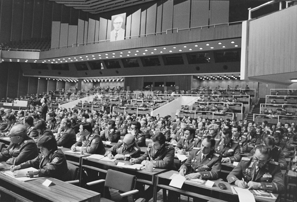 Dresden: Delegiertenkonferenz der NVA im Kulturpalast in Dresden in der DDR