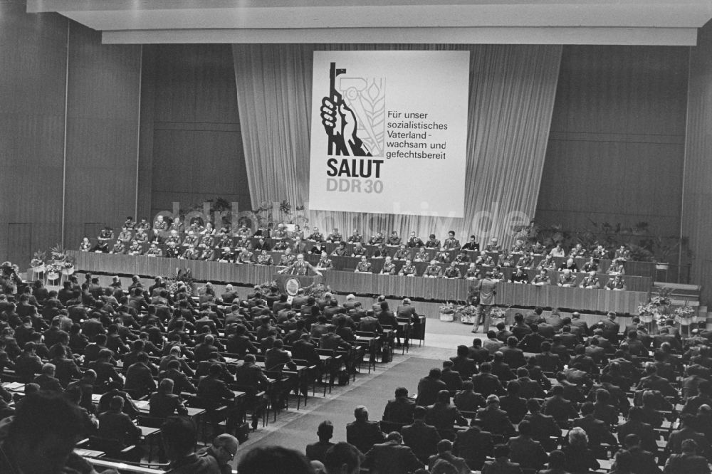 DDR-Bildarchiv: Dresden - Delegiertenkonferenz der NVA im Kulturpalast in Dresden in der DDR