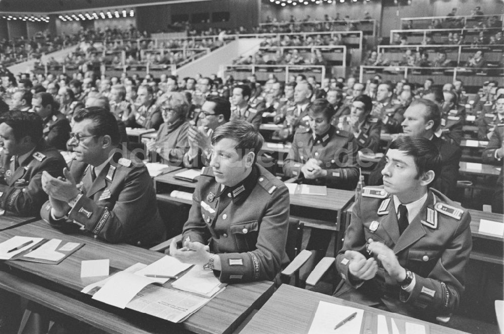 Dresden: Delegiertenkonferenz der NVA im Kulturpalast in Dresden in der DDR