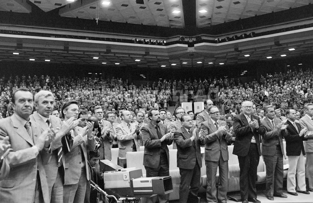 DDR-Bildarchiv: Berlin - Delegiertenkonferenz zur 7. Baukonferenz in Berlin in der DDR