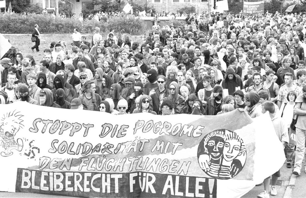 DDR-Bildarchiv: Rostock - Demo gegen Neofaschismus in Rostock 29.08.1992