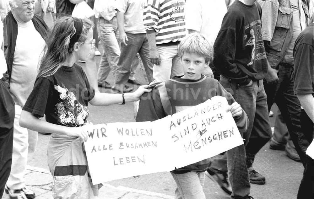 DDR-Bildarchiv: Rostock - Demo gegen Neofaschismus in Rostock 29.08.1992