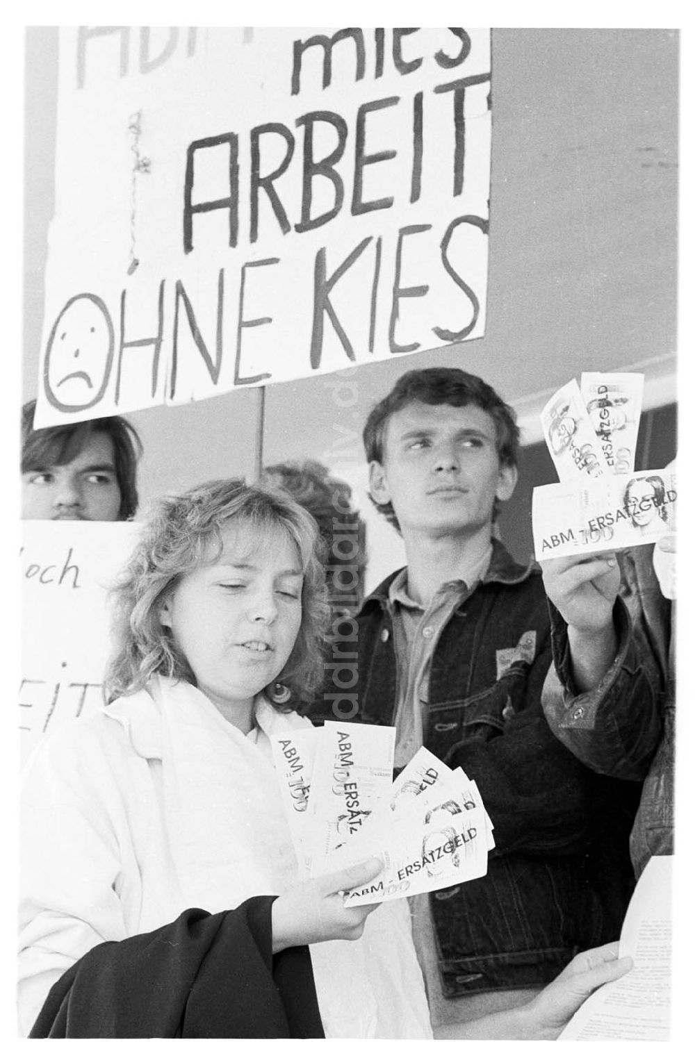 DDR-Bildarchiv: Berlin - Demonstration vor dem Arbeitsamt VI. wegen ausbleibender ABM-Gelder 17.09.1992