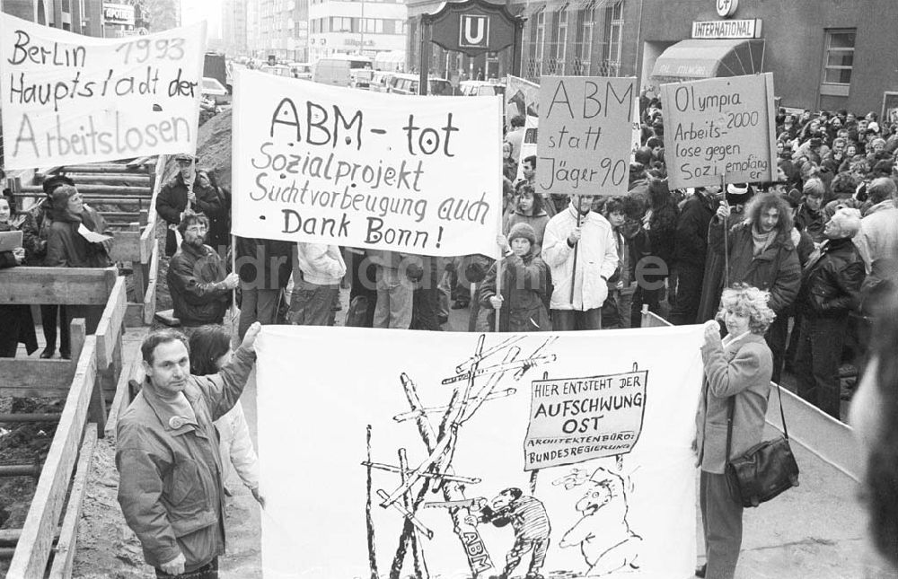 Berlin: Demonstration gegen ABM-Stopp in der Friedrichstraße 01.03.1993