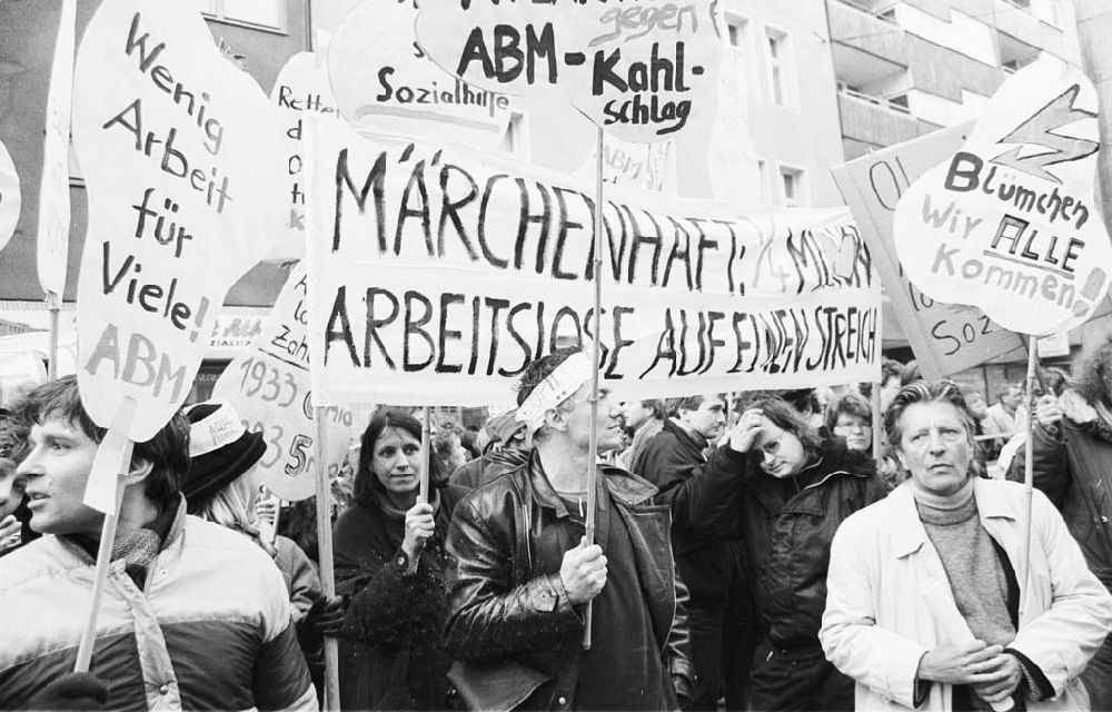 DDR-Bildarchiv: Berlin - Demonstration gegen ABM-Stopp in der Friedrichstraße 01.03.1993