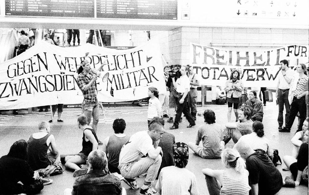 Berlin: Demonstration gegen Rekrutenberufung Bahnhof Zoo 01.07.1992