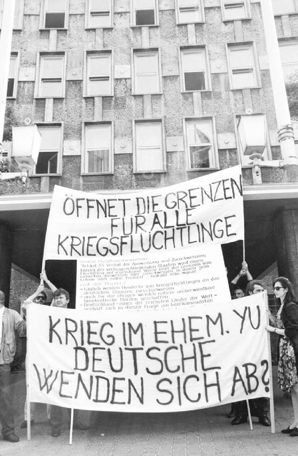 DDR-Bildarchiv: Berlin - Demonstration für Jugoslawische Flüchtlinge 10.07.1992