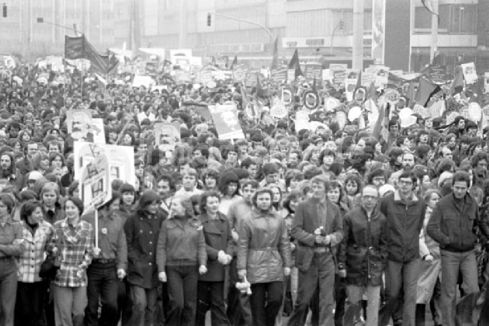 DDR-Bildarchiv: Berlin - Demonstration am 1. Mai