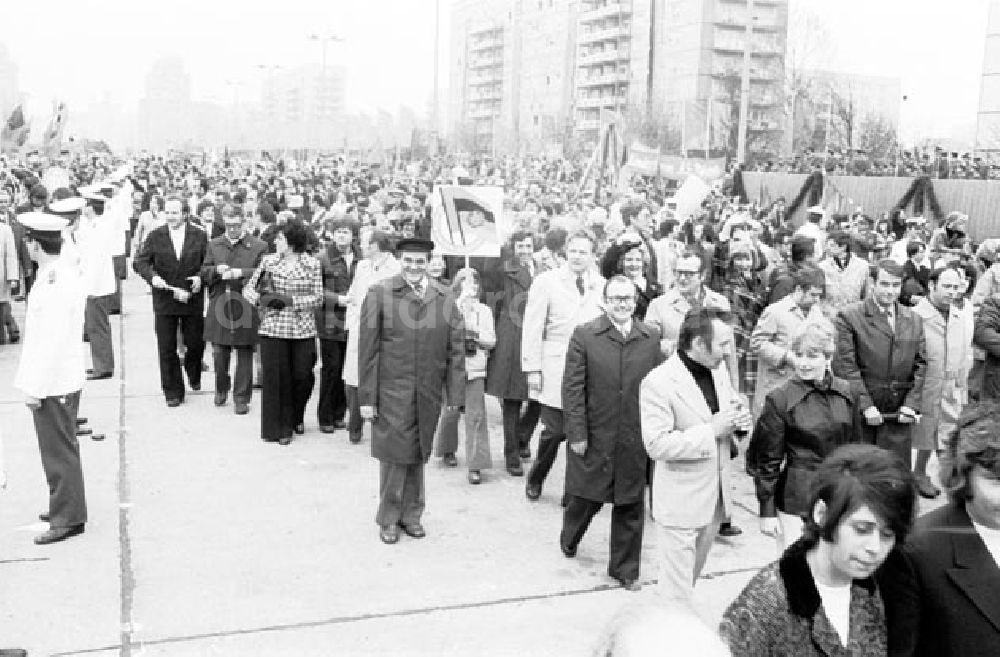 DDR-Bildarchiv: Berlin - Demonstration am 1. Mai