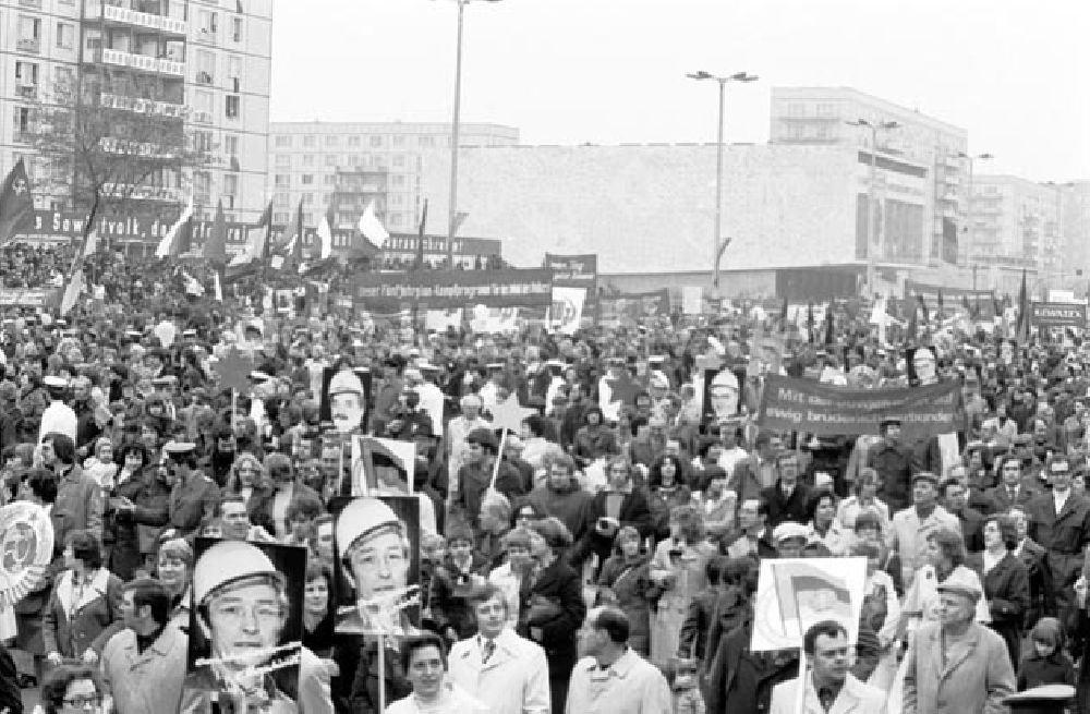 DDR-Bildarchiv: Berlin - Demonstration am 1. Mai