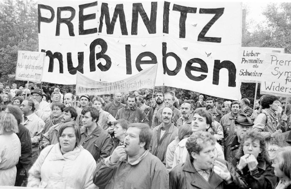 DDR-Bildarchiv: Berlin - Demonstration für Premnitz Mikro-Faser AG (ehemals VEB Friedrich Engels) vor der Treuhand 06.10.1992