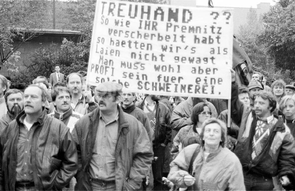 DDR-Fotoarchiv: Berlin - Demonstration für Premnitz Mikro-Faser AG (ehemals VEB Friedrich Engels) vor der Treuhand 06.10.1992