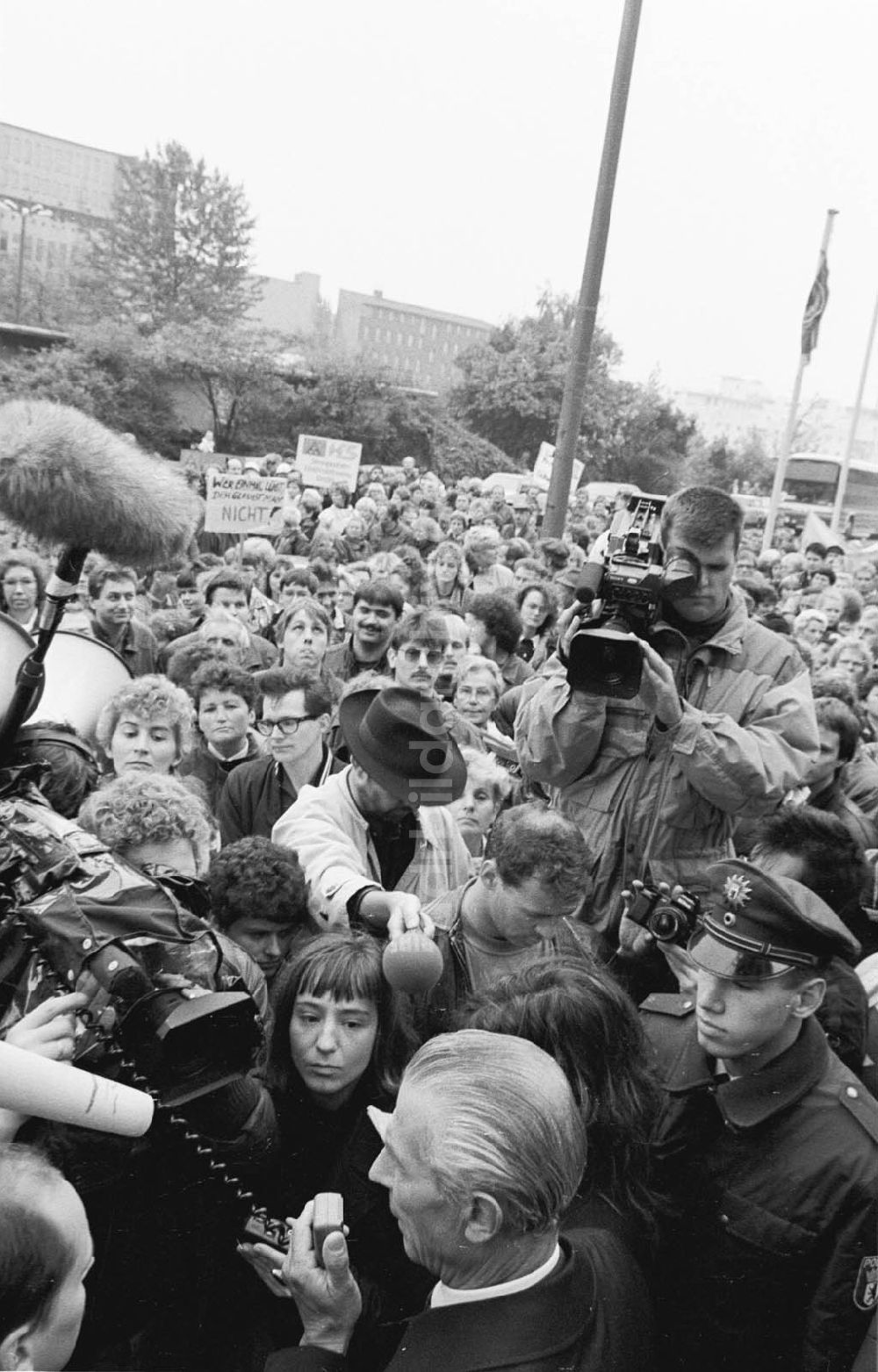 Berlin: Demonstration für Premnitz Mikro-Faser AG (ehemals VEB Friedrich Engels) vor der Treuhand 06.10.1992