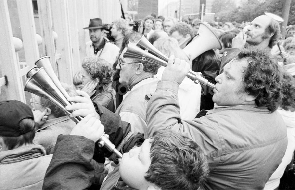 DDR-Bildarchiv: Berlin - Demonstration für Premnitz Mikro-Faser AG (ehemals VEB Friedrich Engels) vor der Treuhand 06.10.1992