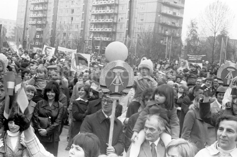 Berlin: Demonstration zum 1. Mai im Ortsteil Mitte in Berlin, der ehemaligen Hauptstadt der DDR, Deutsche Demokratische Republik