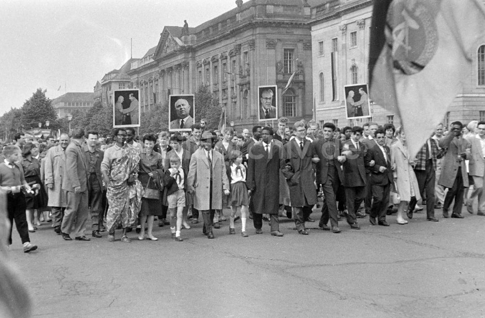 Berlin: Demonstration zum 1. Mai auf den Straßen im Ortsteil Mitte in Berlin in der DDR