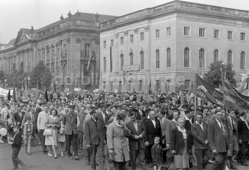 DDR-Bildarchiv: Berlin - Demonstration zum 1. Mai auf den Straßen im Ortsteil Mitte in Berlin in der DDR